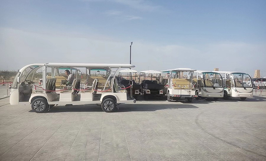 新疆阿克蘇沙漠營(yíng)地交車